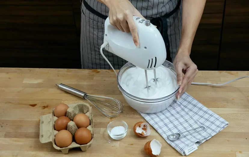 Mon premier cours de français ? Un désastre… puis un miracle avec un batteur électrique !